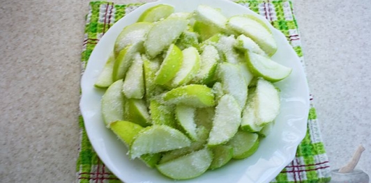 Фото приготовления рецепта: Открытый пирог-блин с карамелизированными яблоками и корицей - шаг №3