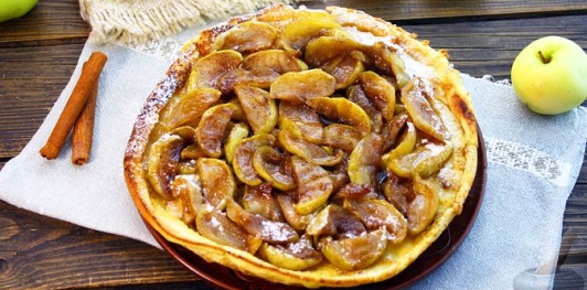 Фото приготовления рецепта: Открытый пирог-блин с карамелизированными яблоками и корицей - шаг №16