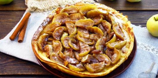 Фото приготовления рецепта: Открытый пирог-блин с карамелизированными яблоками и корицей - шаг №17