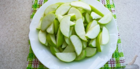 Фото приготовления рецепта: Открытый пирог-блин с карамелизированными яблоками и корицей - шаг №2