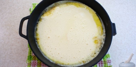 Фото приготовления рецепта: Открытый пирог-блин с карамелизированными яблоками и корицей - шаг №13