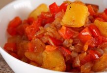 Отварная картошка, жаренная с болгарским перцем и луком