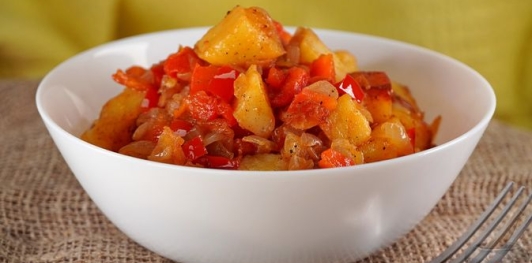 Фото приготовления рецепта: Отварная картошка, жаренная с болгарским перцем и луком - шаг №10