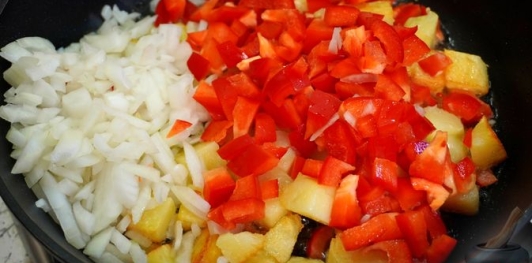 Фото приготовления рецепта: Отварная картошка, жаренная с болгарским перцем и луком - шаг №6