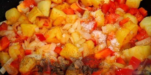 Фото приготовления рецепта: Отварная картошка, жаренная с болгарским перцем и луком - шаг №9