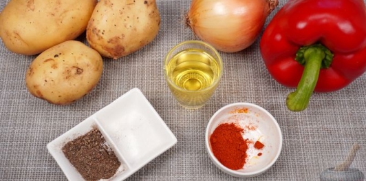 Фото приготовления рецепта: Отварная картошка, жаренная с болгарским перцем и луком - шаг №1