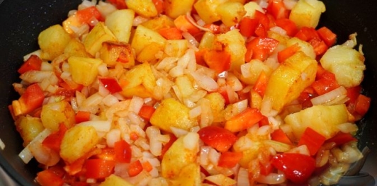 Фото приготовления рецепта: Отварная картошка, жаренная с болгарским перцем и луком - шаг №8