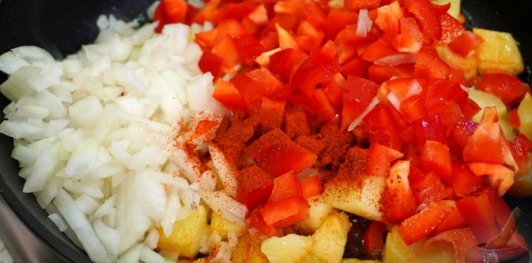 Фото приготовления рецепта: Отварная картошка, жаренная с болгарским перцем и луком - шаг №7