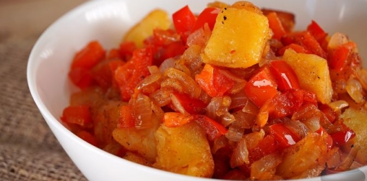 Фото приготовления рецепта: Отварная картошка, жаренная с болгарским перцем и луком - шаг №11