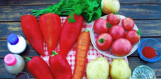 Фото приготовления рецепта: Овощной суп c болгарским перцем и помидорами - шаг №1