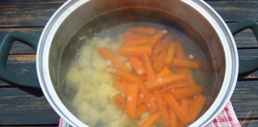 Фото приготовления рецепта: Овощной суп c болгарским перцем и помидорами - шаг №8