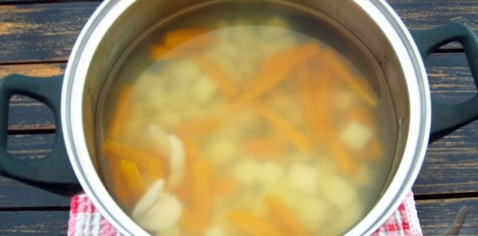 Фото приготовления рецепта: Овощной суп c болгарским перцем и помидорами - шаг №10