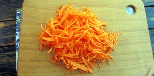 Фото приготовления рецепта: Овощные блины по-корейски - шаг №4