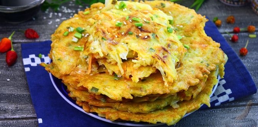 Фото приготовления рецепта: Овощные блины по-корейски - шаг №17