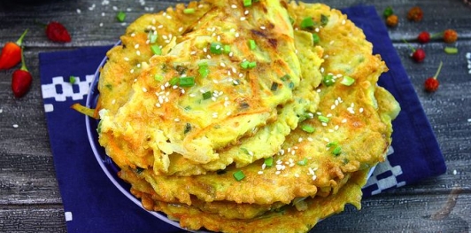 Фото приготовления рецепта: Овощные блины по-корейски - шаг №18