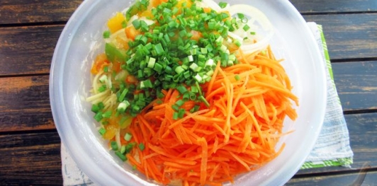 Фото приготовления рецепта: Овощные блины по-корейски - шаг №12