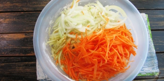 Фото приготовления рецепта: Овощные блины по-корейски - шаг №10