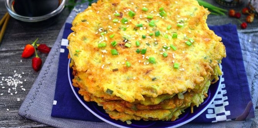 Фото приготовления рецепта: Овощные блины по-корейски - шаг №16