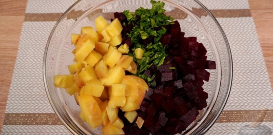 Фото приготовления рецепта: Панцарасалата ме пататес (свекольный салат с картошкой) - шаг №15