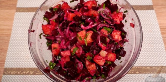 Фото приготовления рецепта: Панцарасалата ме пататес (свекольный салат с картошкой) - шаг №17