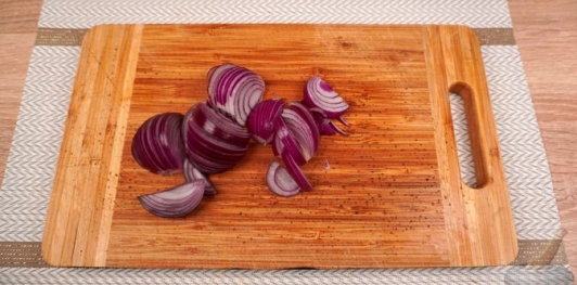 Фото приготовления рецепта: Панцарасалата ме пататес (свекольный салат с картошкой) - шаг №9