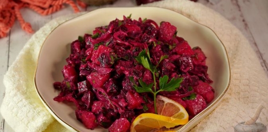 Фото приготовления рецепта: Панцарасалата ме пататес (свекольный салат с картошкой) - шаг №19