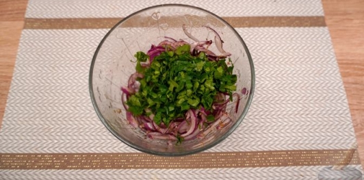 Фото приготовления рецепта: Панцарасалата ме пататес (свекольный салат с картошкой) - шаг №12