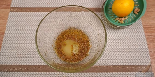 Фото приготовления рецепта: Панцарасалата ме пататес (свекольный салат с картошкой) - шаг №6