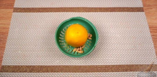 Фото приготовления рецепта: Панцарасалата ме пататес (свекольный салат с картошкой) - шаг №5