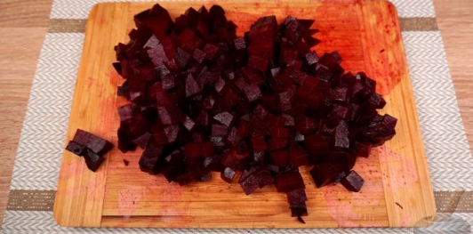 Фото приготовления рецепта: Панцарасалата ме пататес (свекольный салат с картошкой) - шаг №13