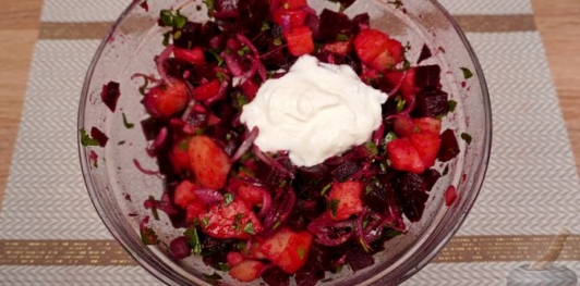 Фото приготовления рецепта: Панцарасалата ме пататес (свекольный салат с картошкой) - шаг №18