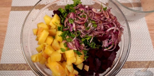 Фото приготовления рецепта: Панцарасалата ме пататес (свекольный салат с картошкой) - шаг №16