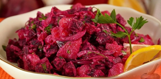 Фото приготовления рецепта: Панцарасалата ме пататес (свекольный салат с картошкой) - шаг №20