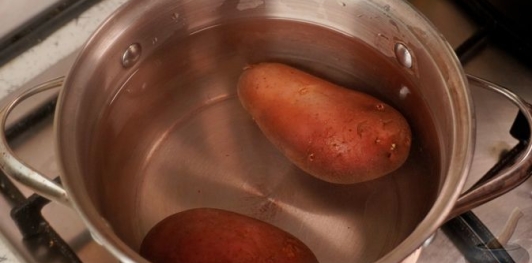 Фото приготовления рецепта: Панцарасалата ме пататес (свекольный салат с картошкой) - шаг №3