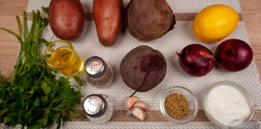 Фото приготовления рецепта: Панцарасалата ме пататес (свекольный салат с картошкой) - шаг №1