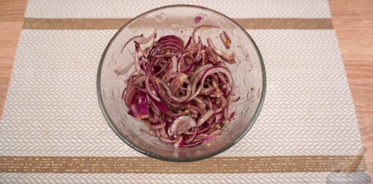 Фото приготовления рецепта: Панцарасалата ме пататес (свекольный салат с картошкой) - шаг №10