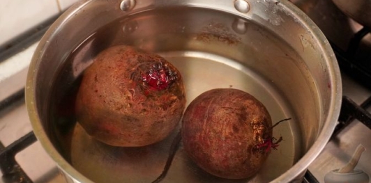 Фото приготовления рецепта: Панцарасалата ме пататес (свекольный салат с картошкой) - шаг №2