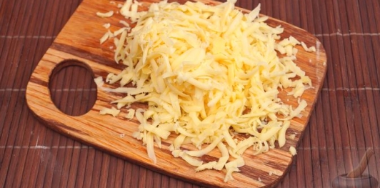 Фото приготовления рецепта: Перец, фаршированный картофелем, беконом и сыром - шаг №5