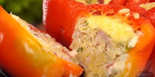 Фото приготовления рецепта: Перец, фаршированный картофелем, беконом и сыром - шаг №14