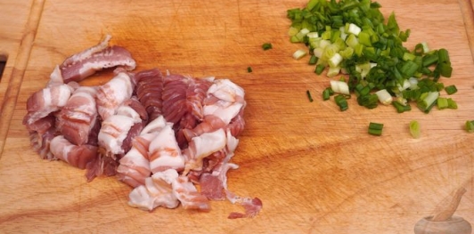 Фото приготовления рецепта: Перец, фаршированный картофелем, беконом и сыром - шаг №3