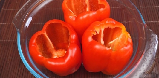 Фото приготовления рецепта: Перец, фаршированный картофелем, беконом и сыром - шаг №2