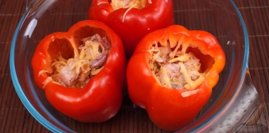 Фото приготовления рецепта: Перец, фаршированный картофелем, беконом и сыром - шаг №10