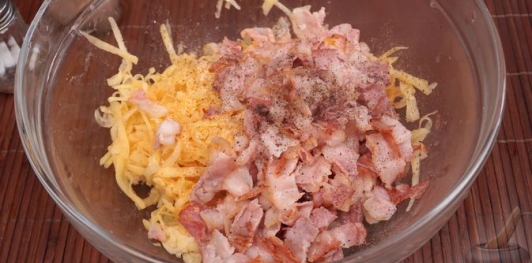 Фото приготовления рецепта: Перец, фаршированный картофелем, беконом и сыром - шаг №9