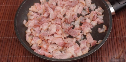 Фото приготовления рецепта: Перец, фаршированный картофелем, беконом и сыром - шаг №6