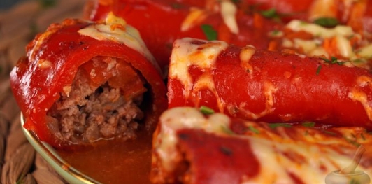 Фото приготовления рецепта: Перец, фаршированный мясом, помидорами и сыром (без риса) - шаг №18