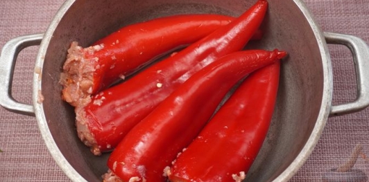 Фото приготовления рецепта: Перец, фаршированный мясом, помидорами и сыром (без риса) - шаг №10