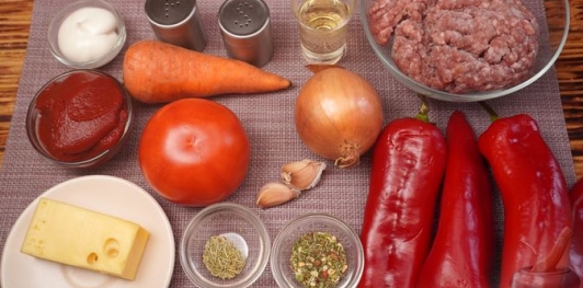 Фото приготовления рецепта: Перец, фаршированный мясом, помидорами и сыром (без риса) - шаг №1