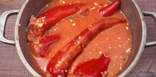 Фото приготовления рецепта: Перец, фаршированный мясом, помидорами и сыром (без риса) - шаг №12