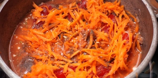 Фото приготовления рецепта: Перец, фаршированный мясом, помидорами и сыром (без риса) - шаг №13