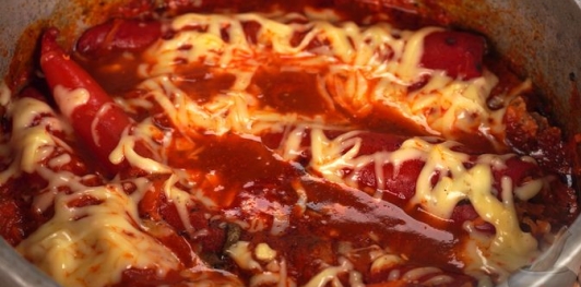 Фото приготовления рецепта: Перец, фаршированный мясом, помидорами и сыром (без риса) - шаг №16